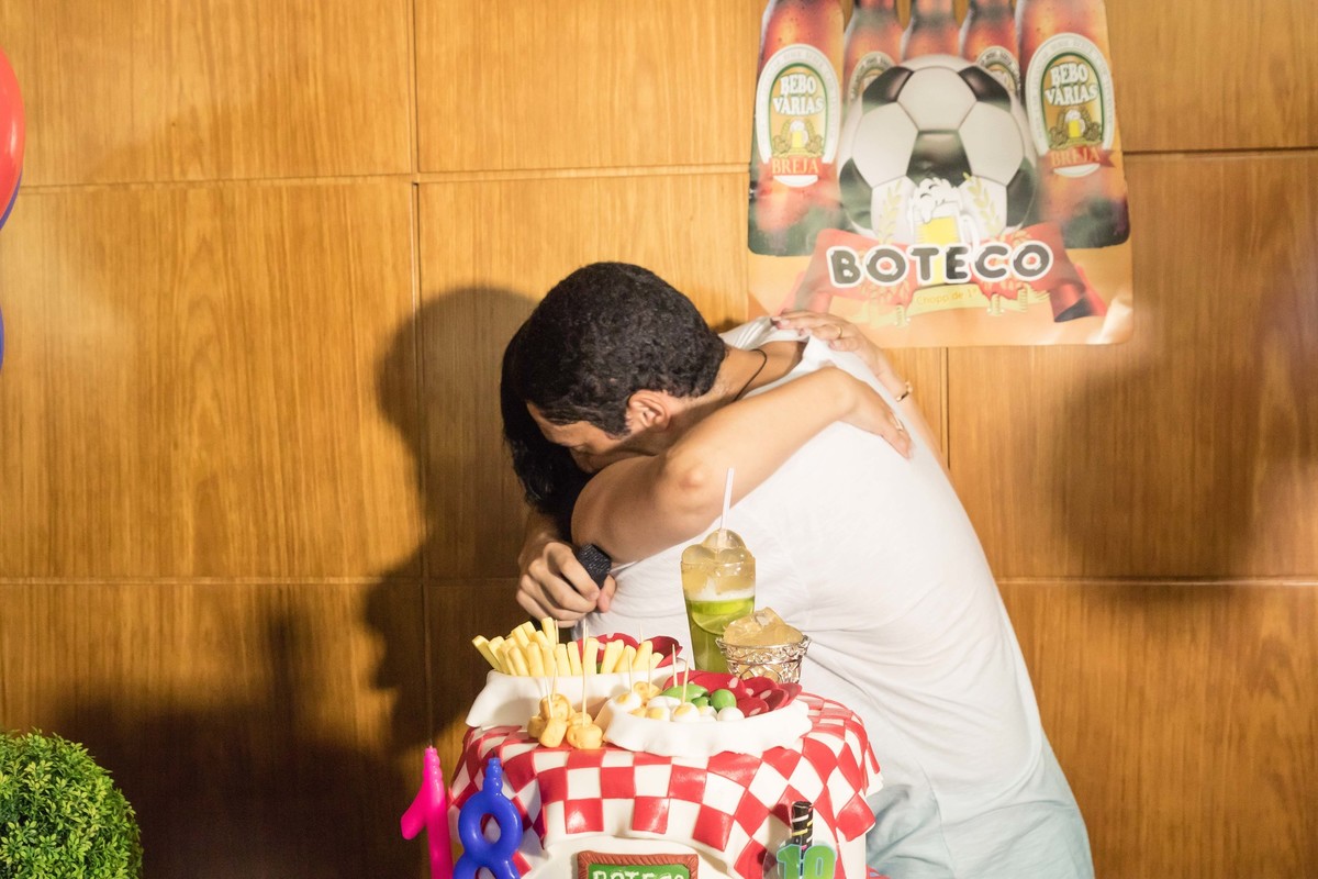 Abraçando a mãe pelo fotógrafo Douglas Maia