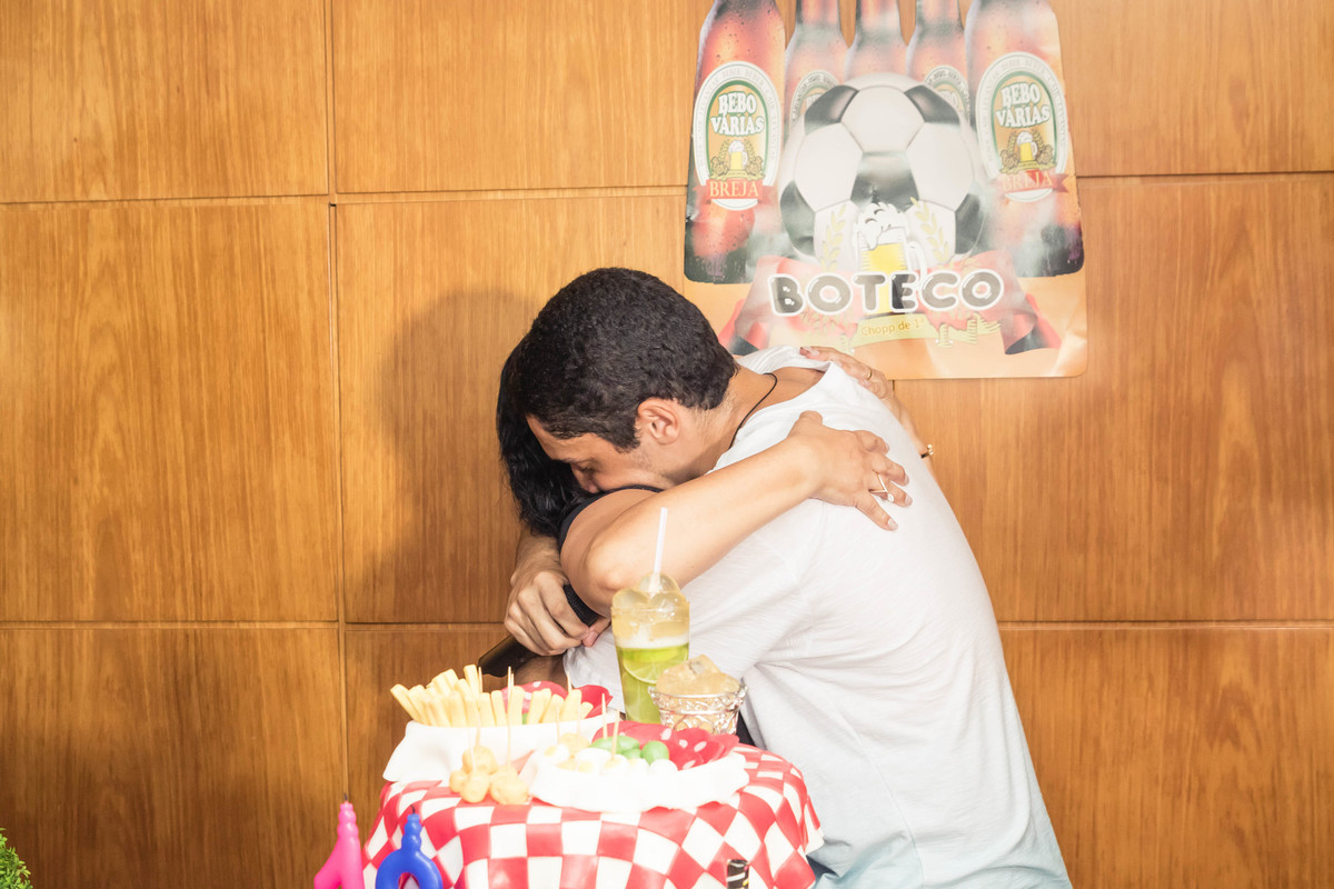 Mãe abraça filho pelo fotógrafo Douglas Maia