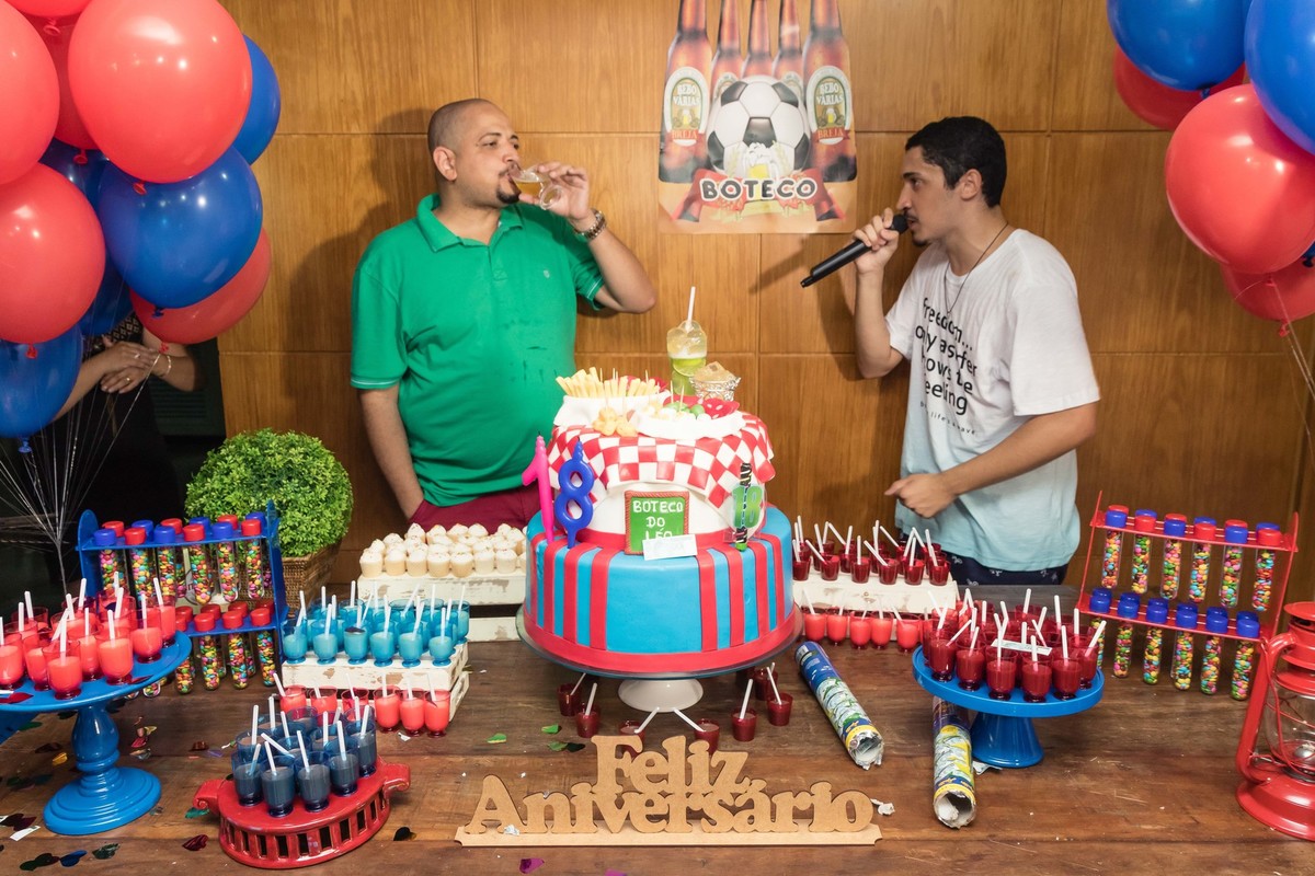 Léo falando para o pai pelo fotógrafo Douglas Maia
