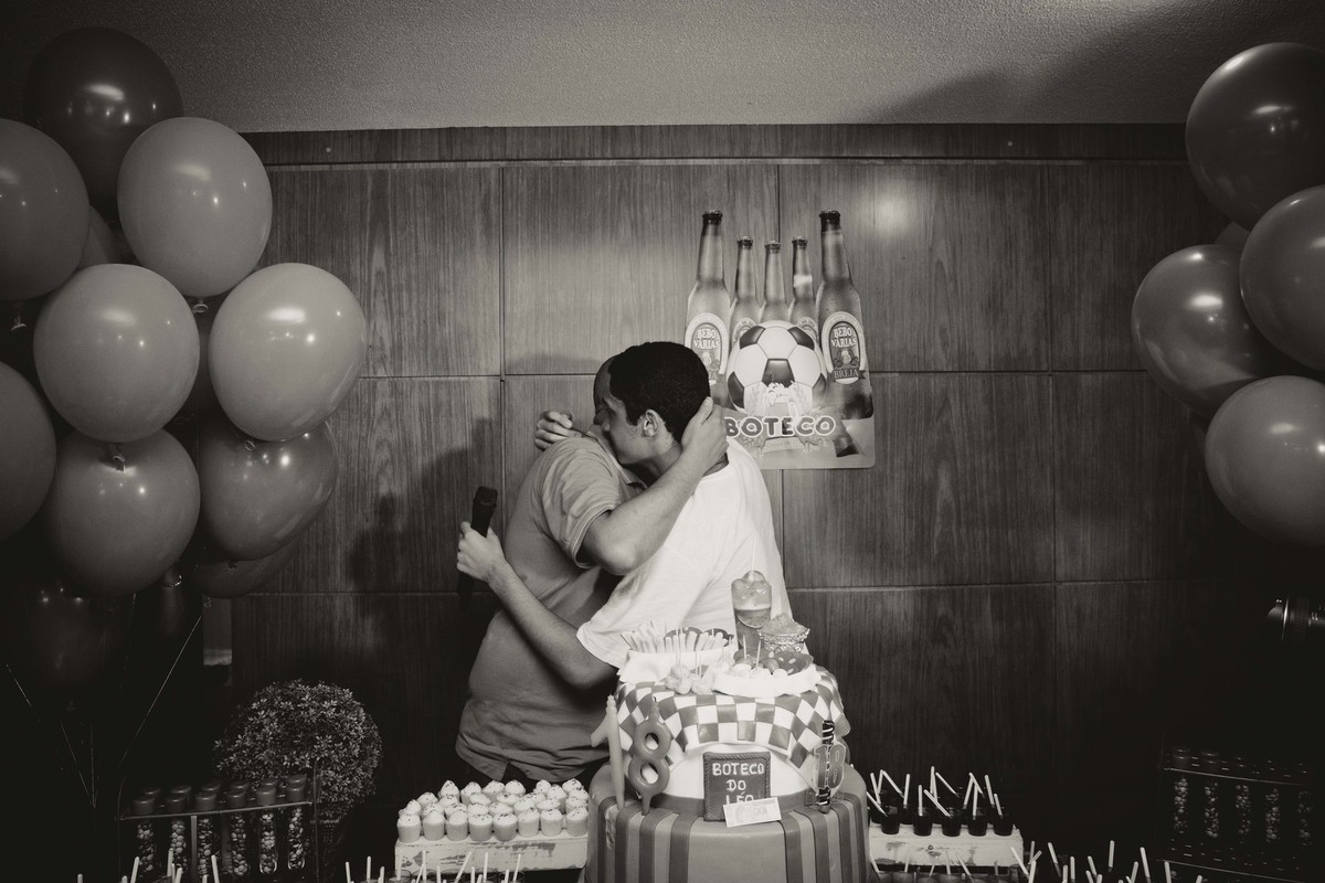 Léo e pai se abraçando pelo fotógrafo Douglas Maia