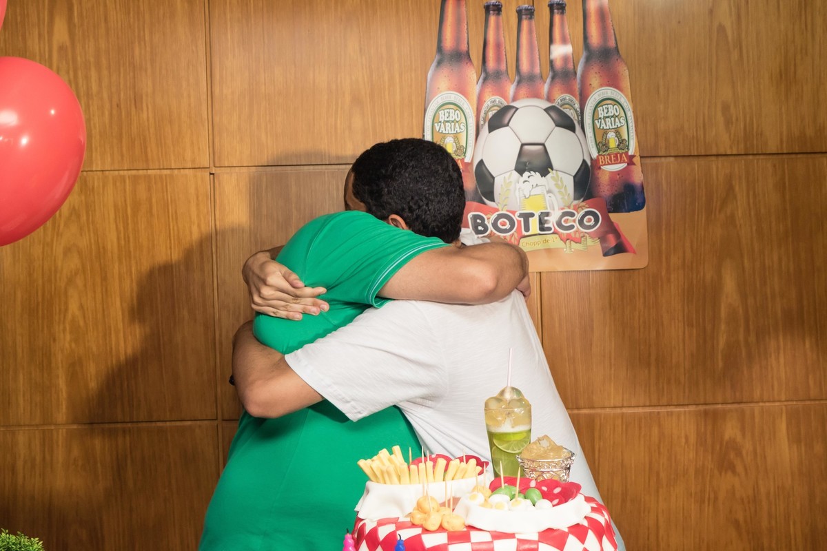 Pai abraça o Léo pelo fotógrafo Douglas Maia