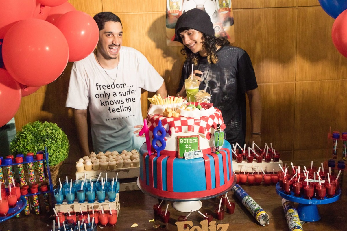 Amigo falando pelo fotógrafo Douglas Maia