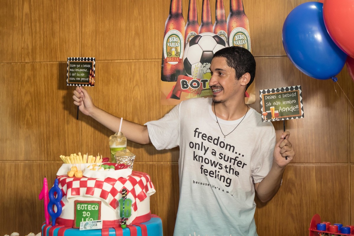 Léo segurando plaquinhas pelo fotógrafo Douglas Maia
