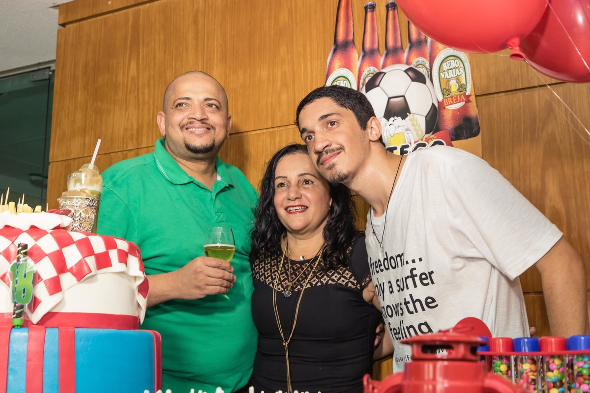 Léo com seus pais pelo fotógrafo Douglas Maia