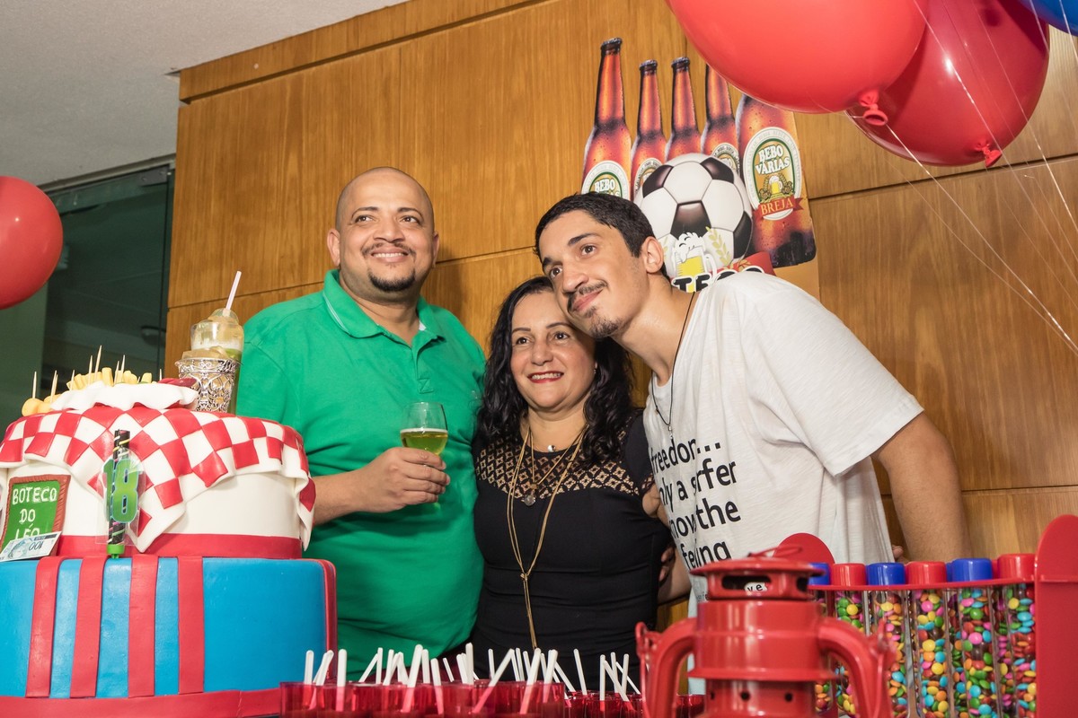 Léo ao lado dos pais pelo fotógrafo Douglas Maia