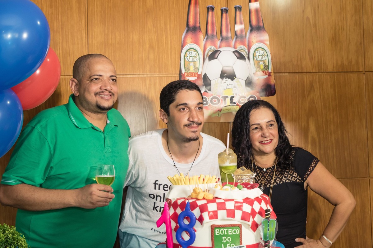 Léo e seus pais sorrindo pelo fotógrafo Douglas Maia