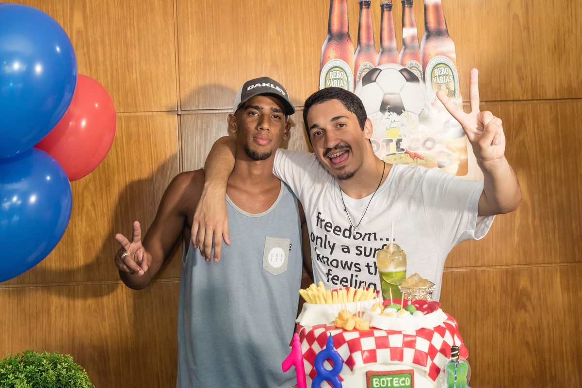 Léo e amigo pelo fotógrafo Douglas Maia