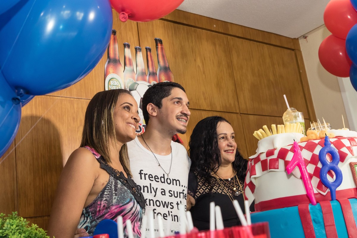 Léo ao lado da mãe e convidada pelo fotógrafo Douglas Maia