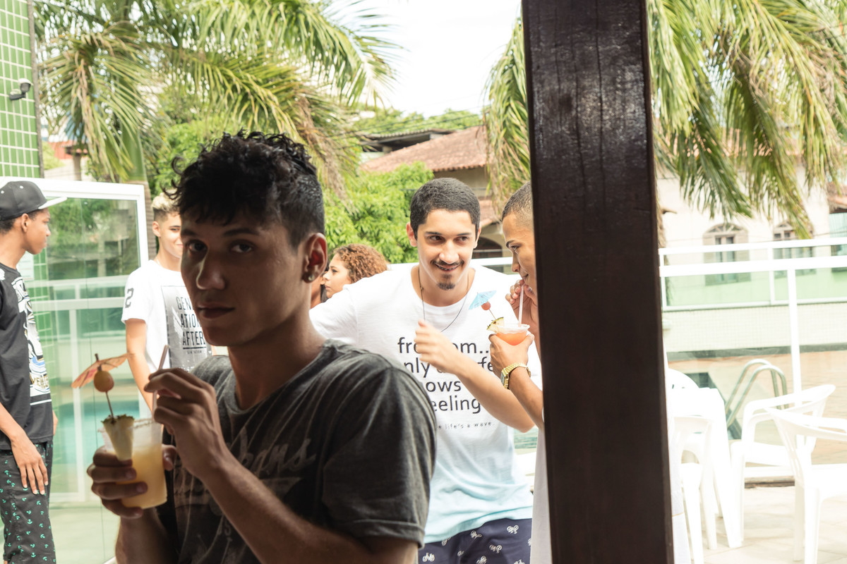 Léo conversando pelo fotógrafo Douglas Maia