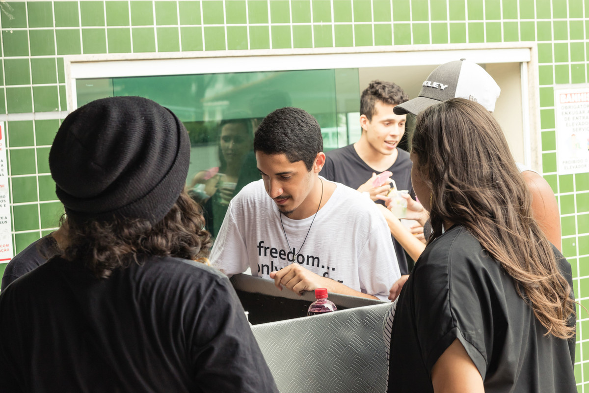 Léo na área do bar pelo fotógrafo Douglas Maia