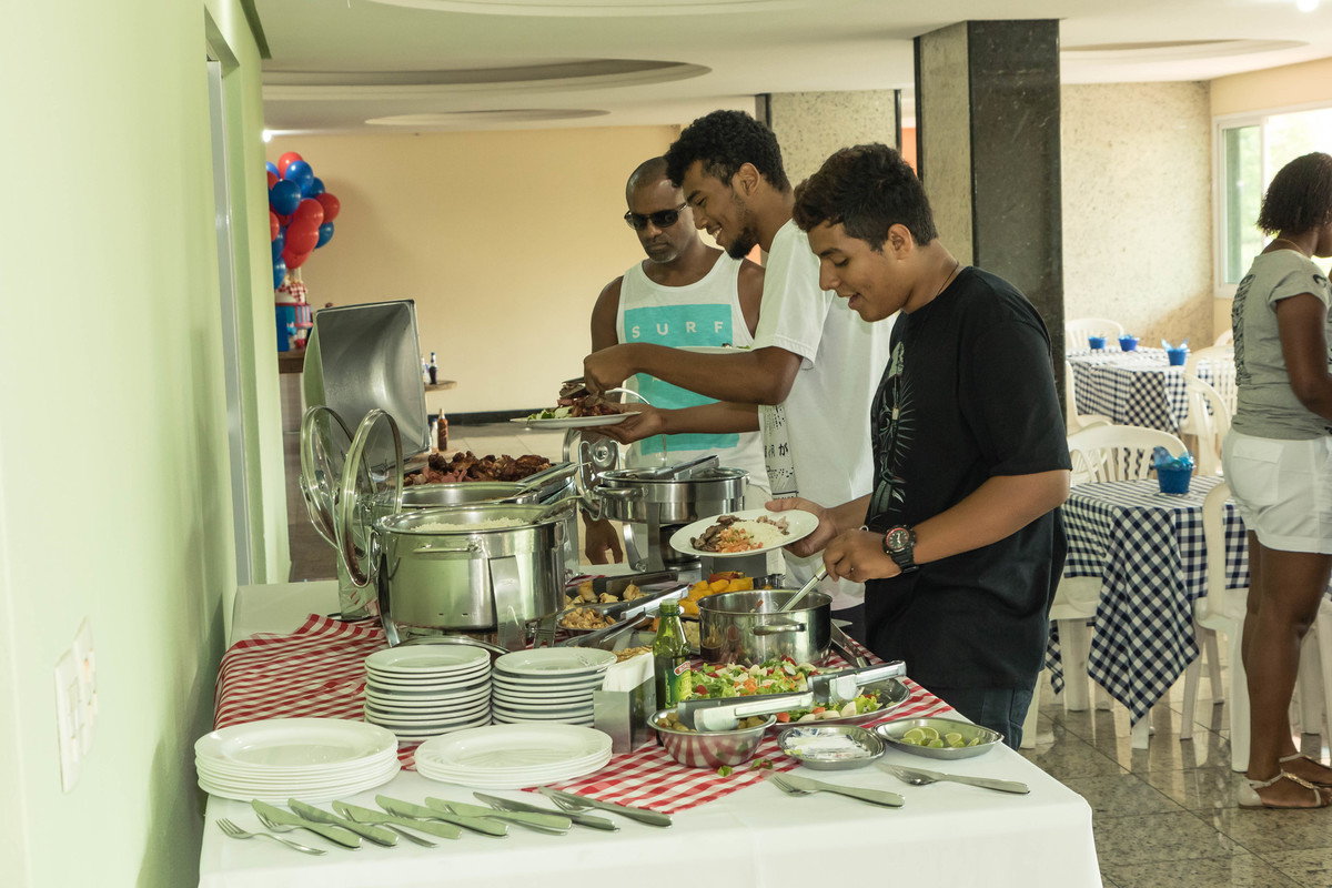 Convidados se servindo pelo fotógrafo Douglas Maia