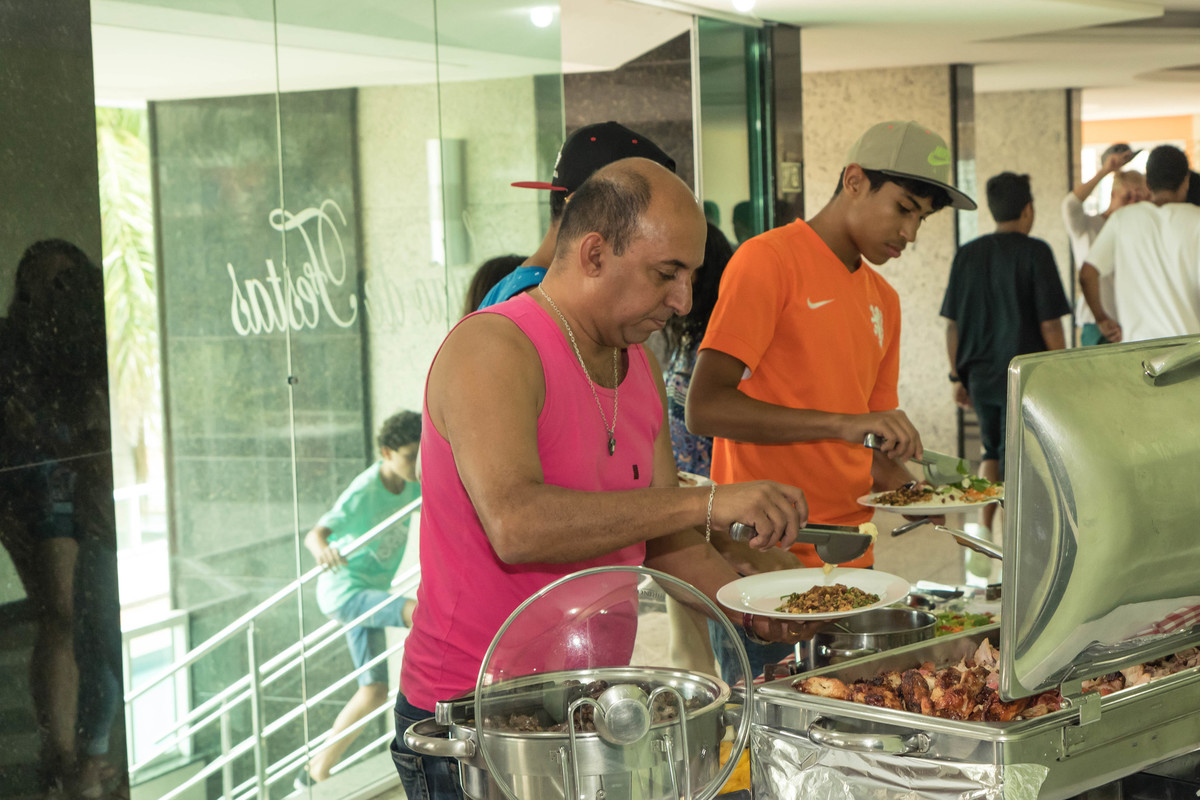 Convidados almoçando pelo fotógrafo Douglas Maia