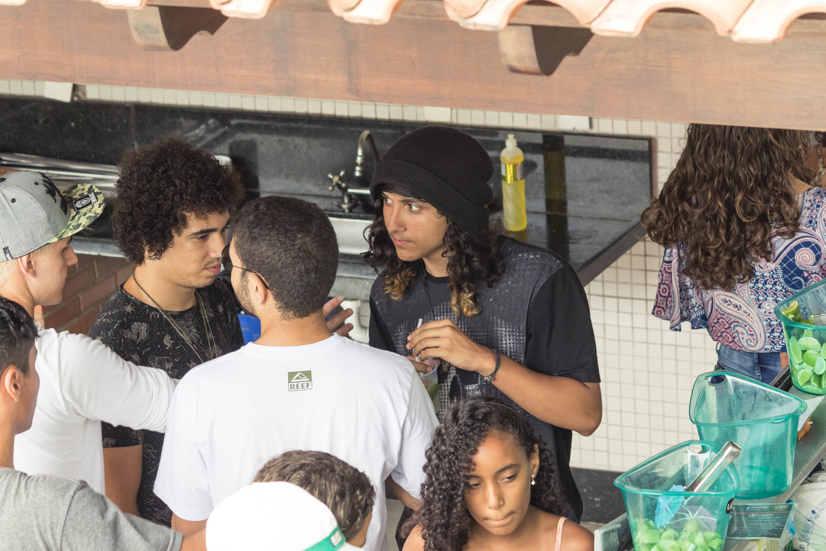 Garotos conversando pelo fotógrafo Douglas Maia