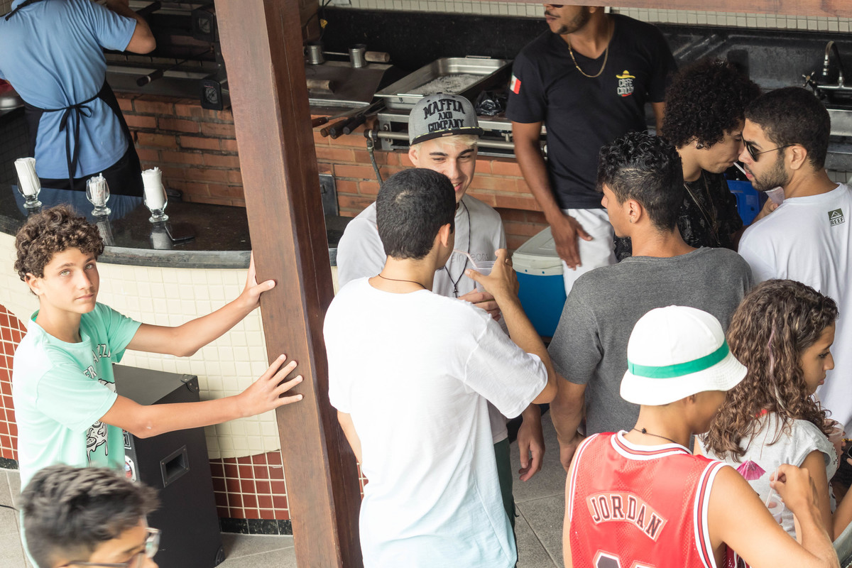 Léo conversa com seus amigos pelo fotógrafo Douglas Maia