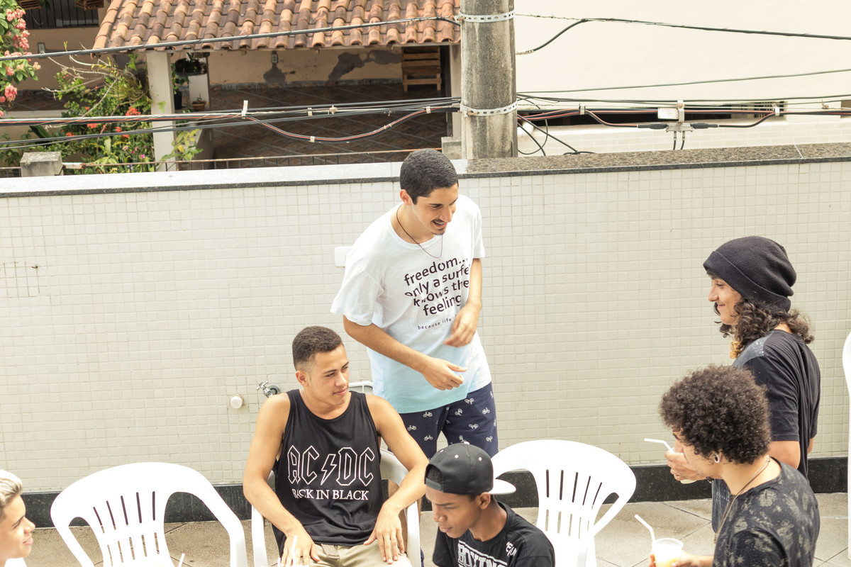 Léo ao lado de amigos pelo fotógrafo Douglas Maia