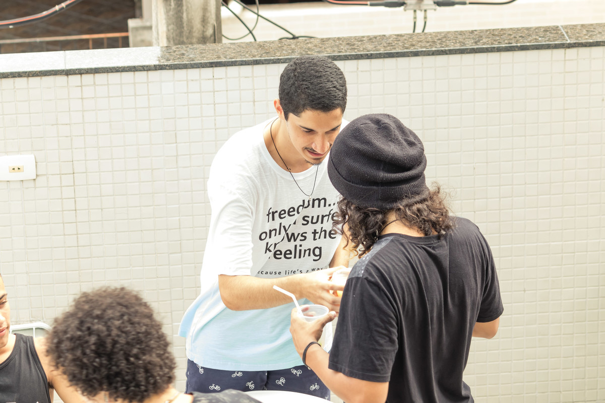 Léo pegando bebida pelo fotógrafo Douglas Maia