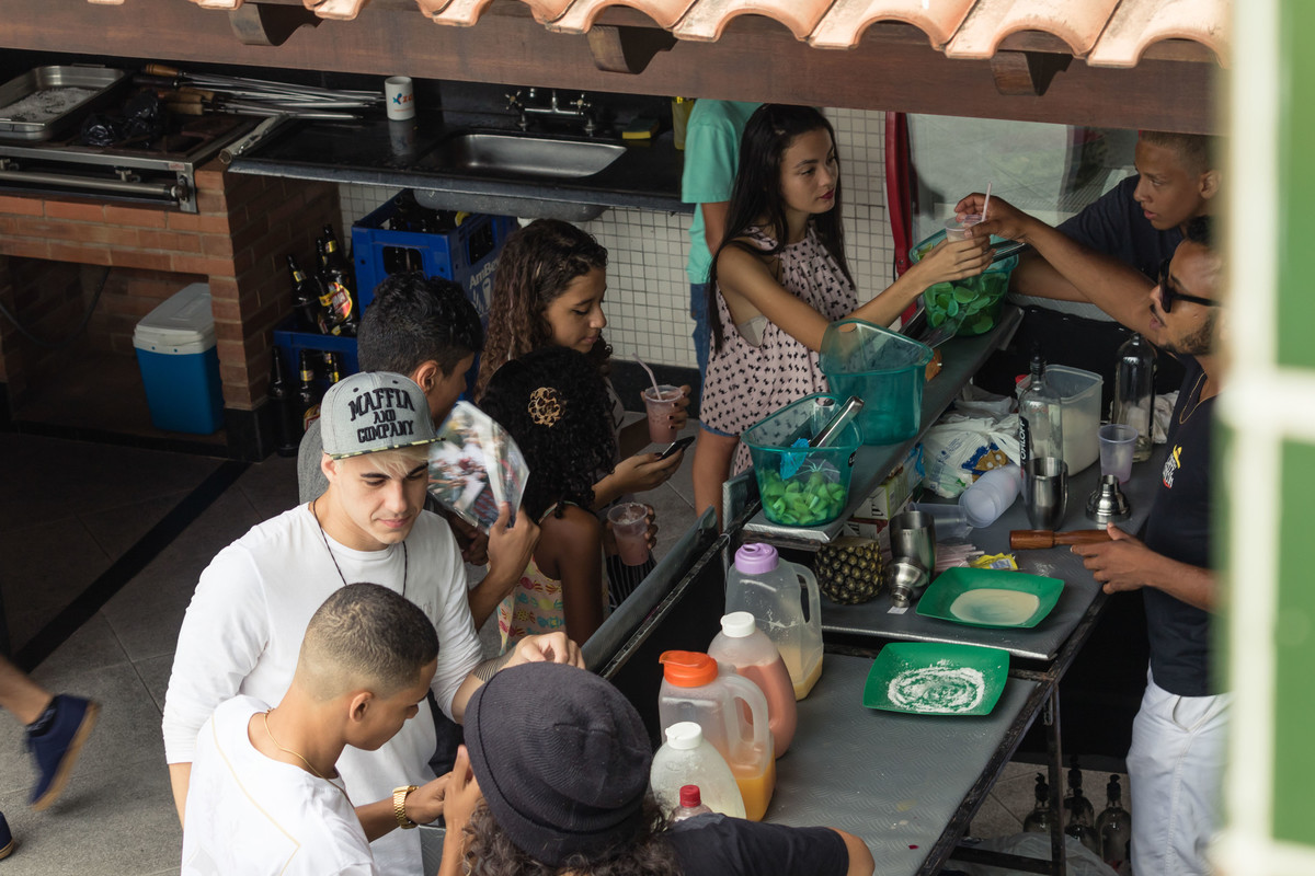 Convidados bebendo pelo fotógrafo Douglas Maia