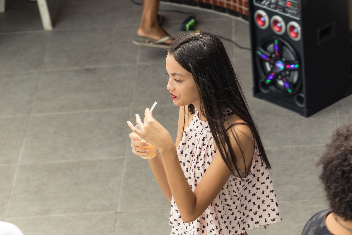 Menina bebendo pelo fotógrafo Douglas Maia