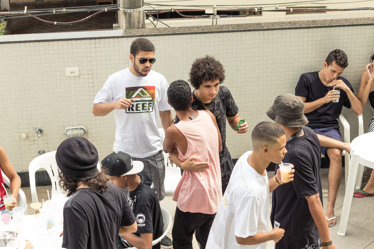Amigos se cumprimentando pelo fotógrafo Douglas Maia