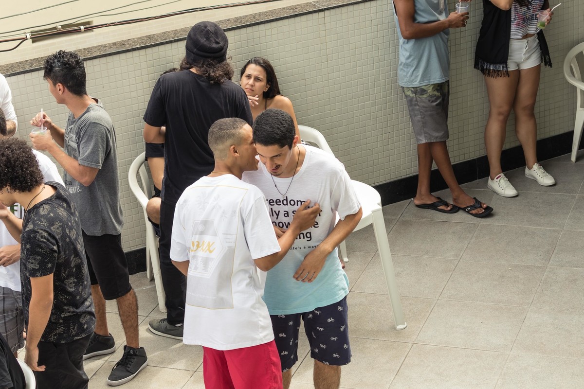 Amigo falando com Léo pelo fotógrafo Douglas Maia