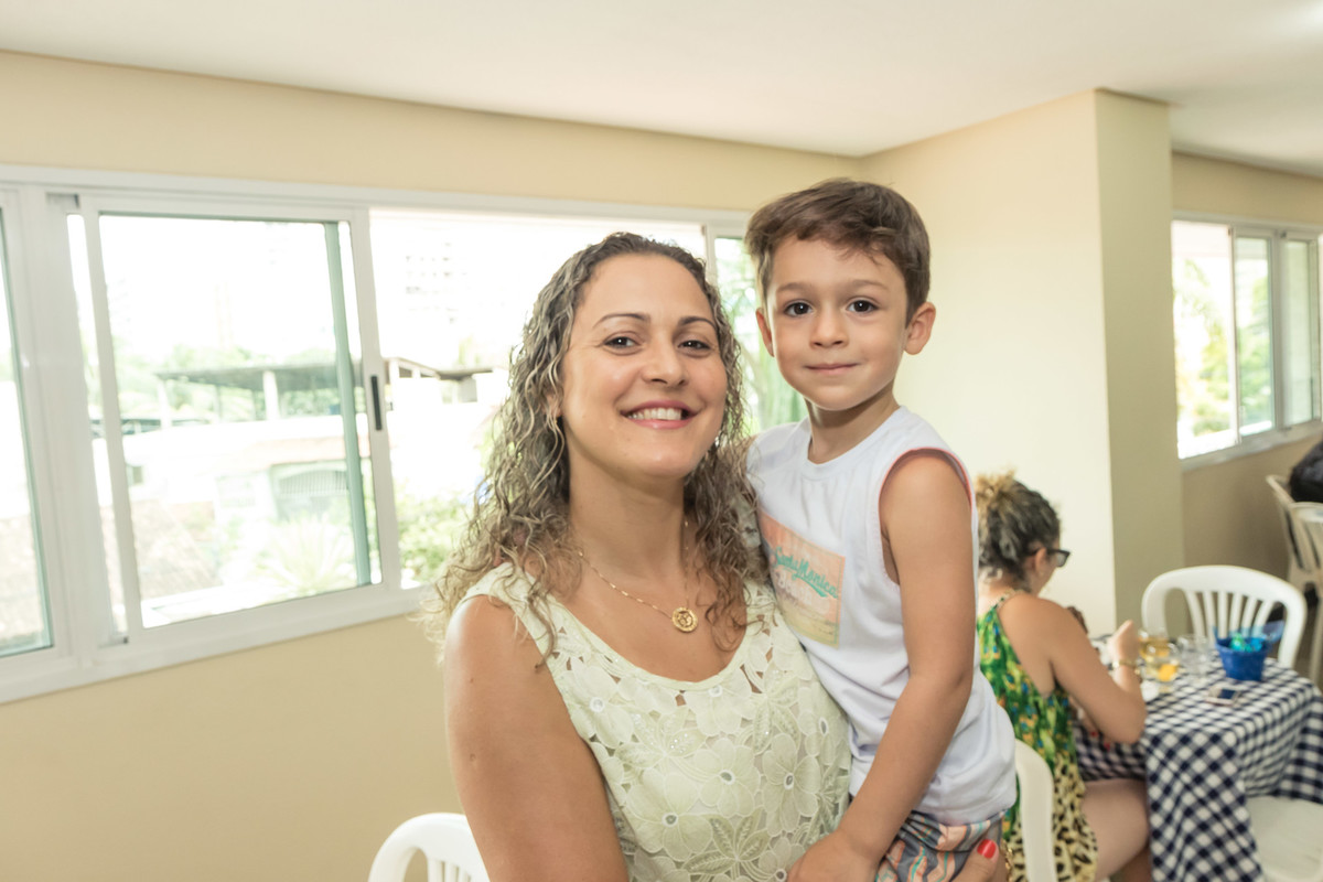 Mulher e menino pelo fotógrafo Douglas Maia