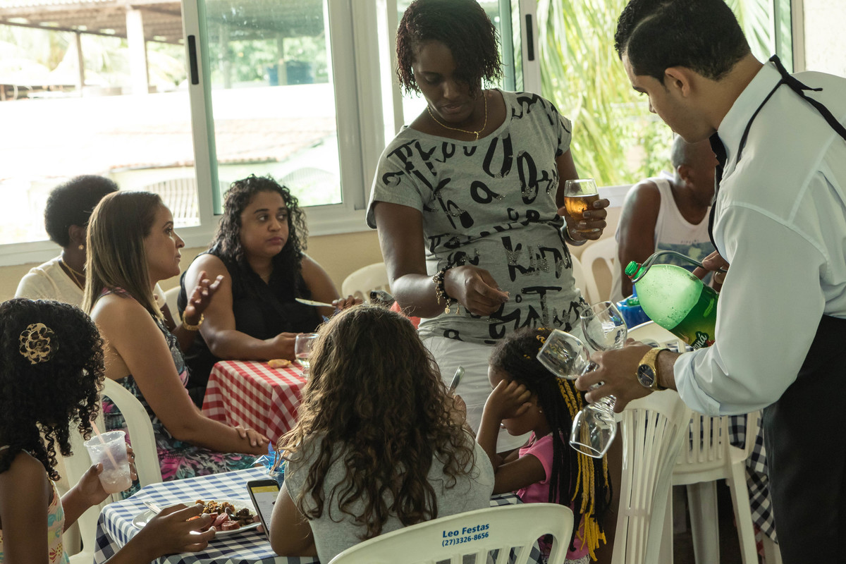 Garçom servindo pelo fotógrafo Douglas Maia