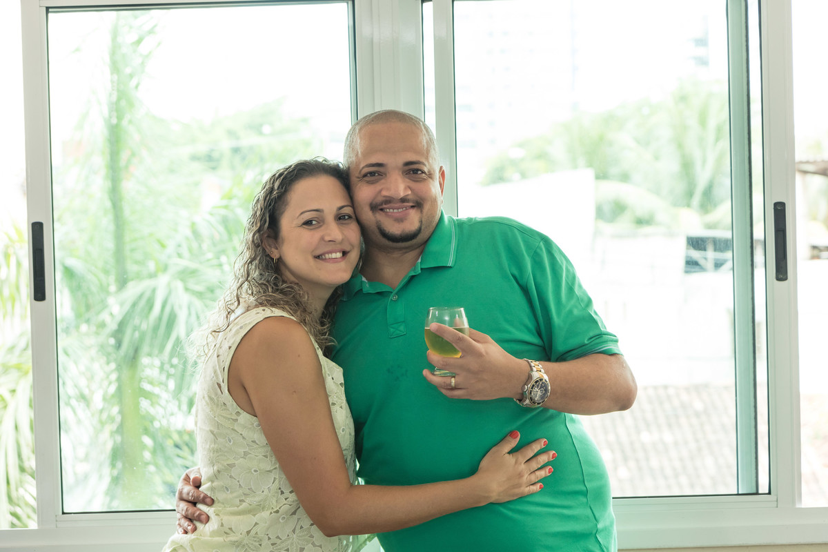 Pai ao lado de convidada pelo fotógrafo Douglas Maia