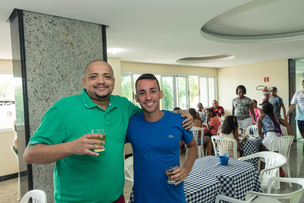 Pai ao lado de convidado pelo fotógrafo Douglas Maia