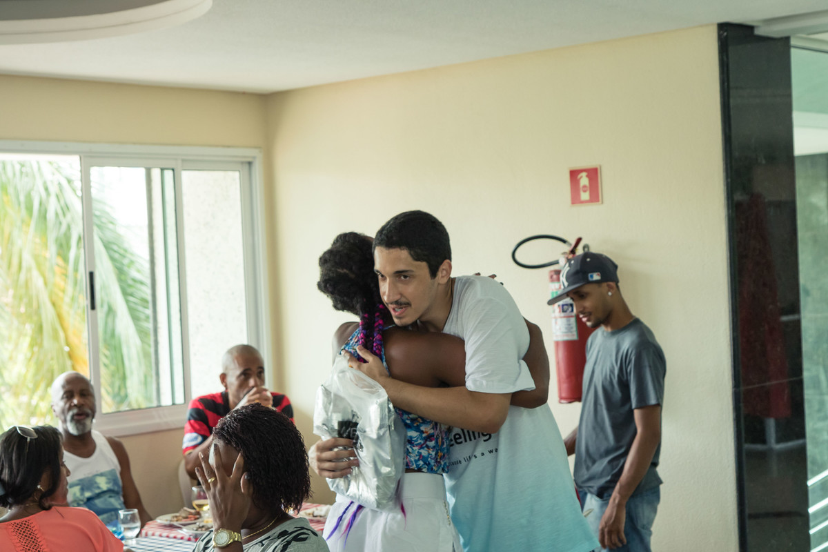 Léo recebendo abraço pelo fotógrafo Douglas Maia