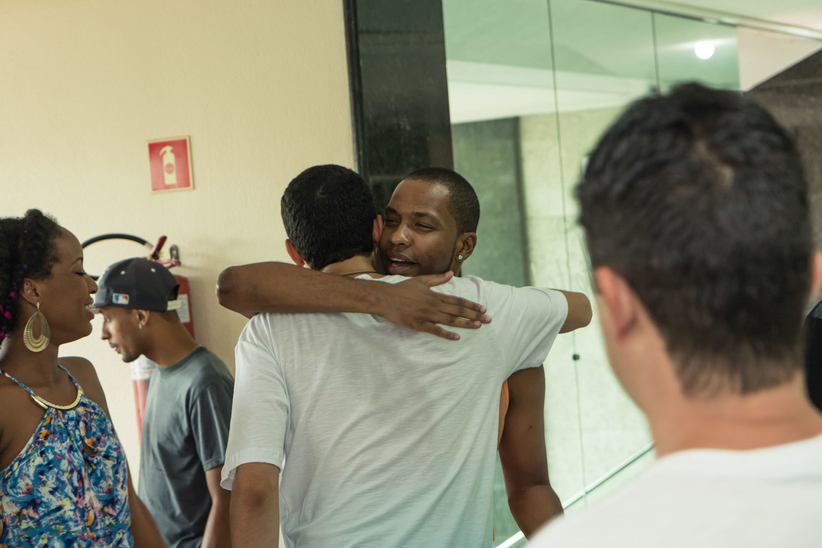 Léo sendo abraçado pelo fotógrafo Douglas Maia