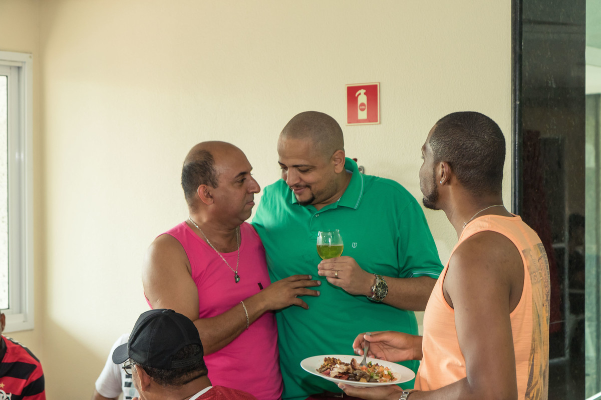 Pai conversando com amigos pelo fotógrafo Douglas Maia