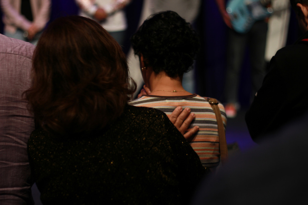 Aceitando a Cristo com irmãos na Igreja Missão Praia da Costa pelo fotógrafo Douglas Maia