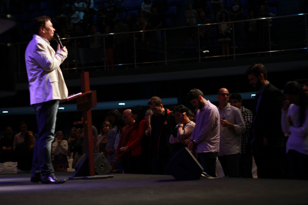 Momento de Oração na Igreja Missão Praia da Costa pelo fotógrafo Douglas Maia