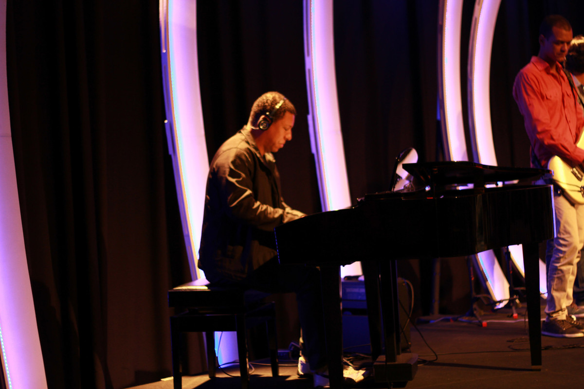 Louvando com piano pelo fotógrafo Douglas Maia