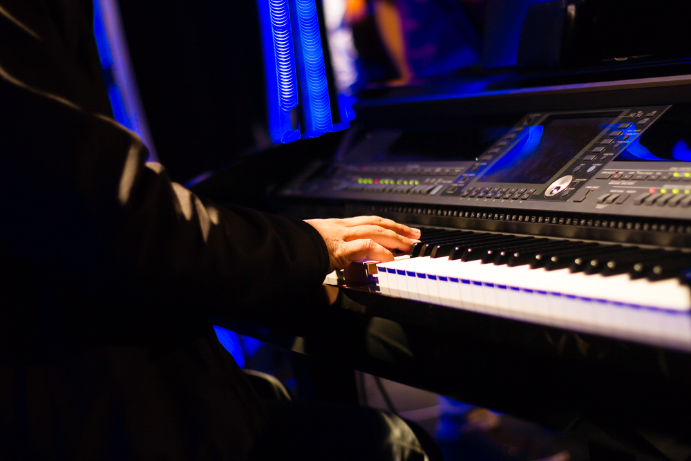 Louvando com piano pelo fotógrafo Douglas Maia