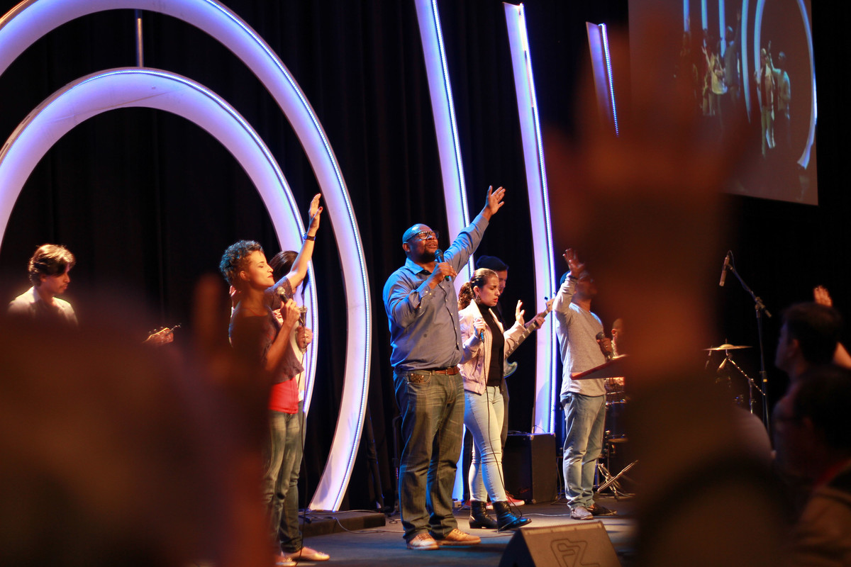 Cantando com as mãos levantadas pelo fotógrafo Douglas Maia