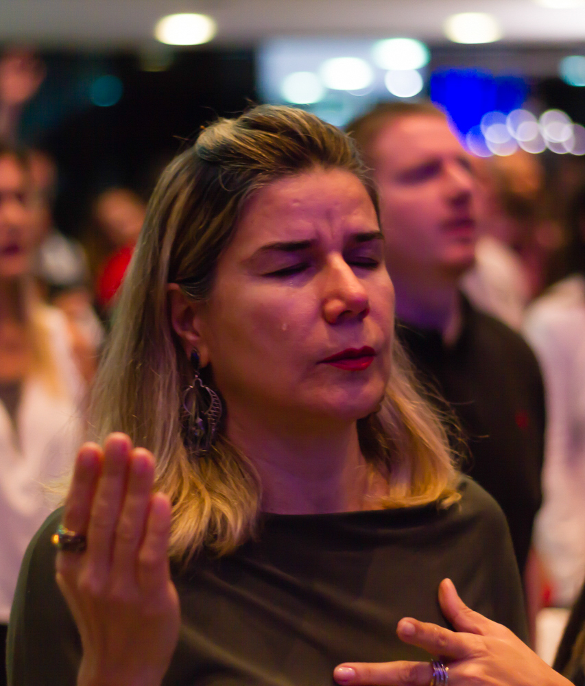 Momento de Adoração com lágrimas pelo fotógrafo Douglas Maia