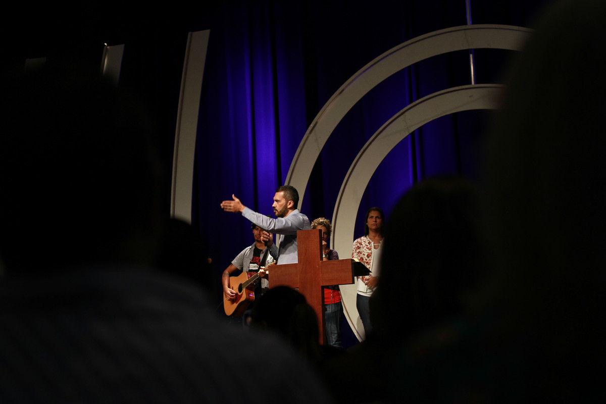Palavra de introdução antes da oferta pelo fotógrafo Douglas Maia