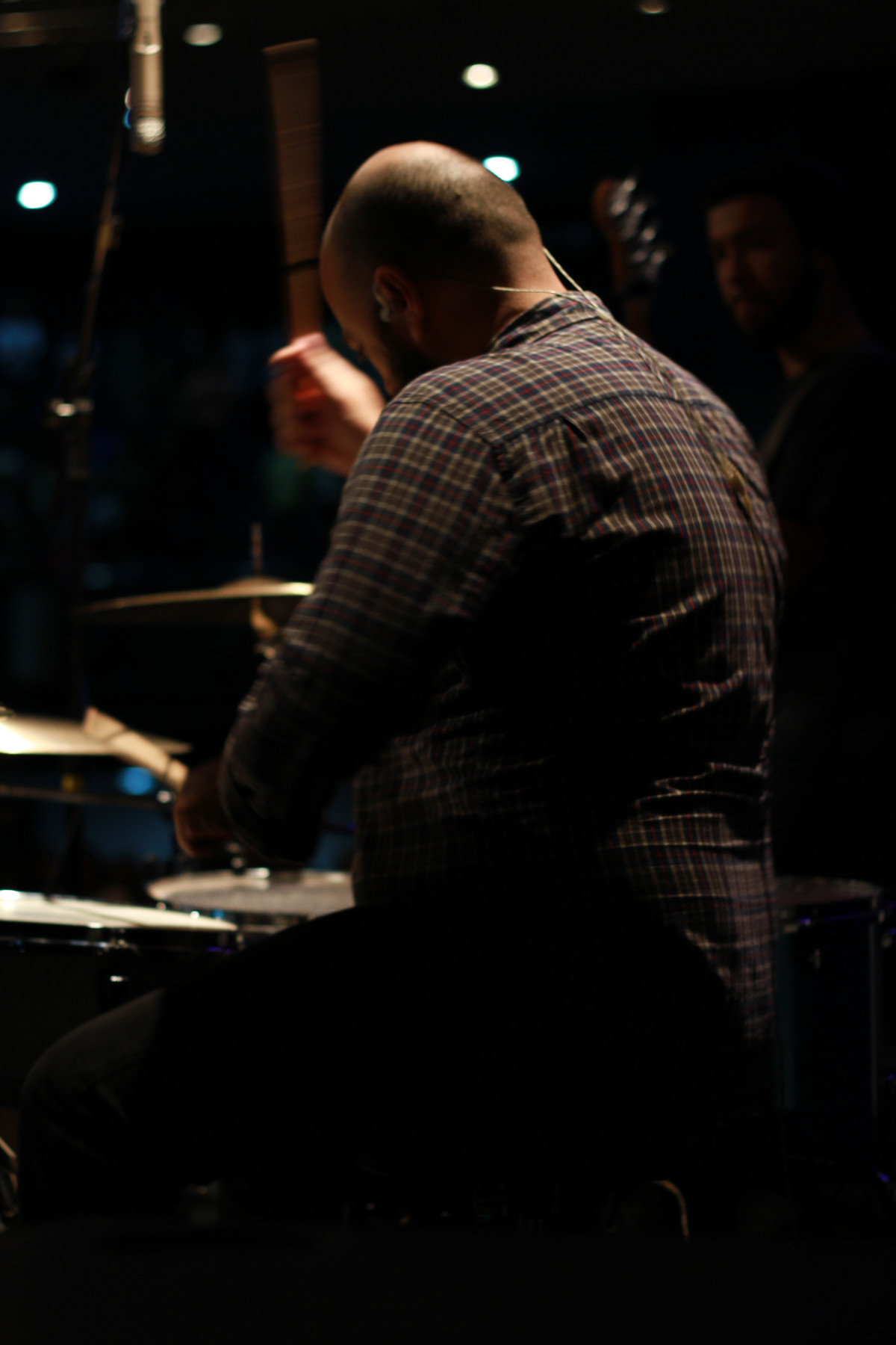 Louvando com bateria na Igreja Missão Praia da Costa pelo fotógrafo Douglas Maia