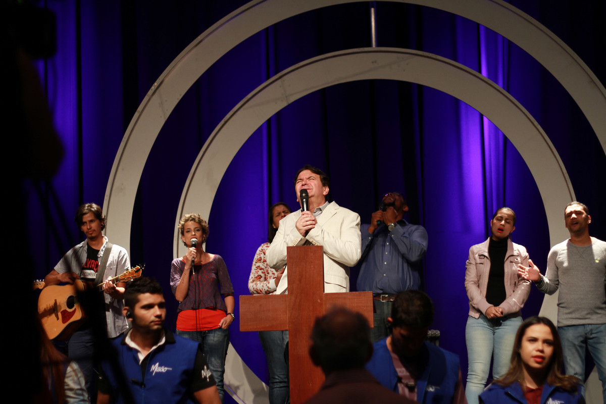Pastor Simonton iniciando a palavra na Igreja Missão Praia da Costa pelo fotógrafo Douglas Maia