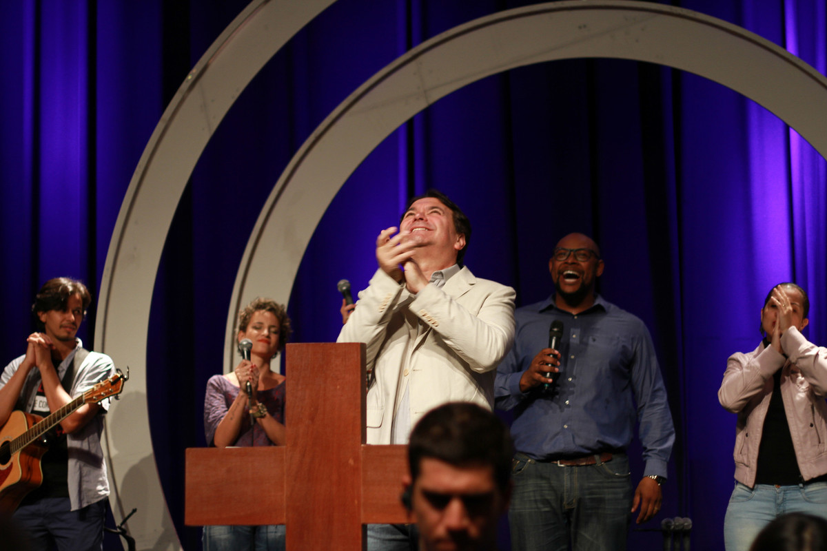 Pastor Simonton aplaudindo na Igreja Missão Praia da Costa pelo fotógrafo Douglas Maia
