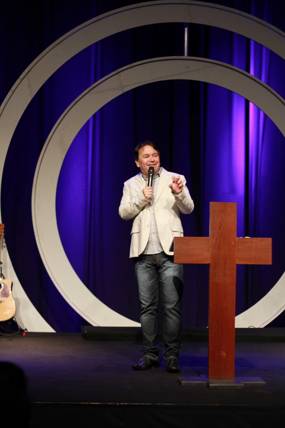 Pastor Simonton pregando na Igreja Missão Praia da Costa pelo fotógrafo Douglas Maia
