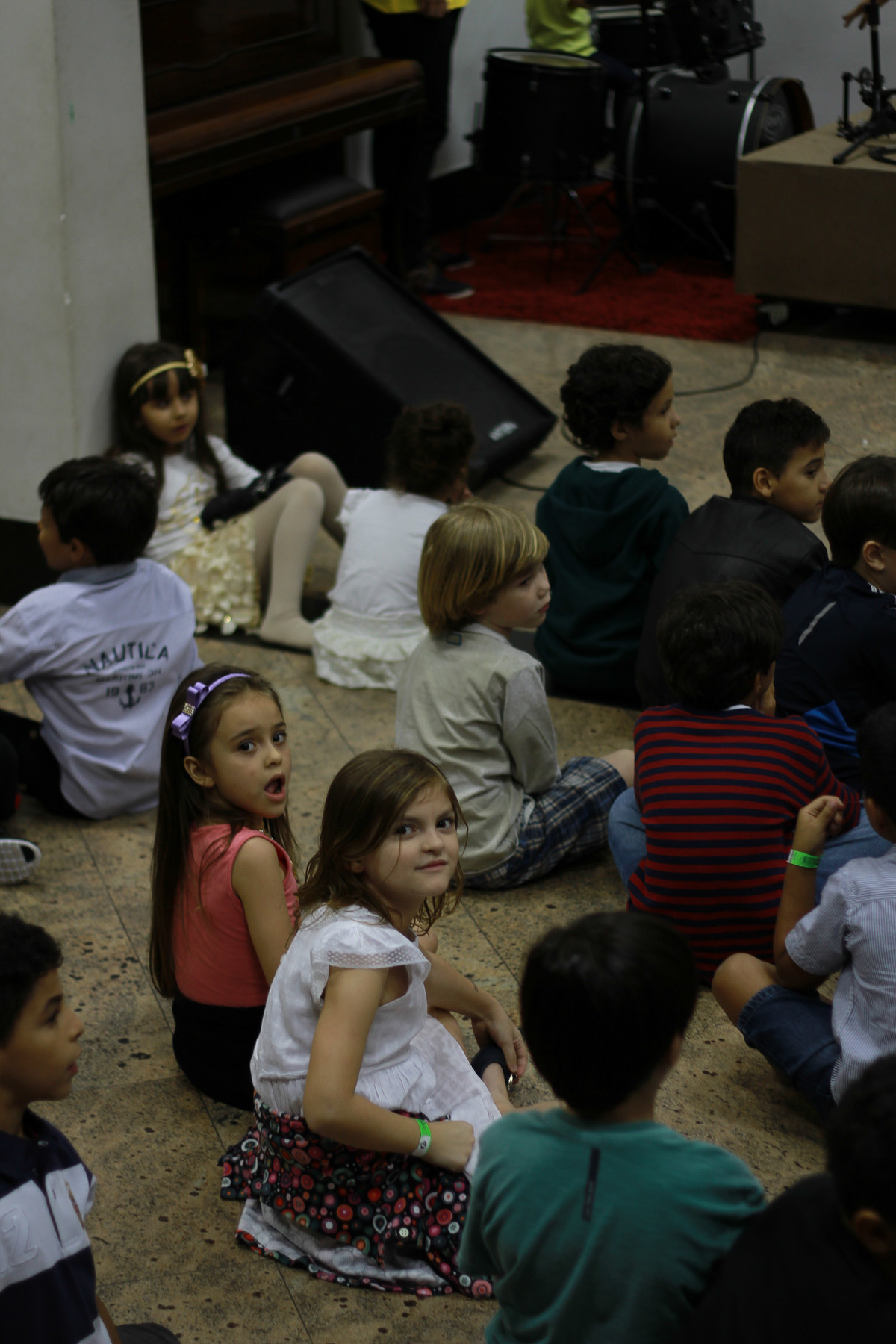 Sala das crianças sentadas no chão na Igreja Missão Praia da Costa pelo fotógrafo Douglas Maia