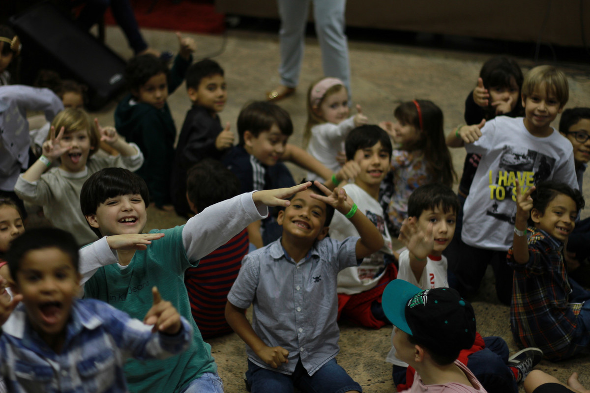 Sala das crianças brincando na Igreja Missão Praia da Costa pelo fotógrafo Douglas Maia