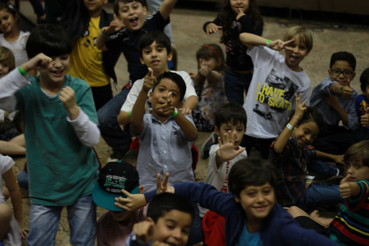 Sala das crianças fazendo poses para foto na Igreja Missão Praia da Costa pelo fotógrafo Douglas Maia