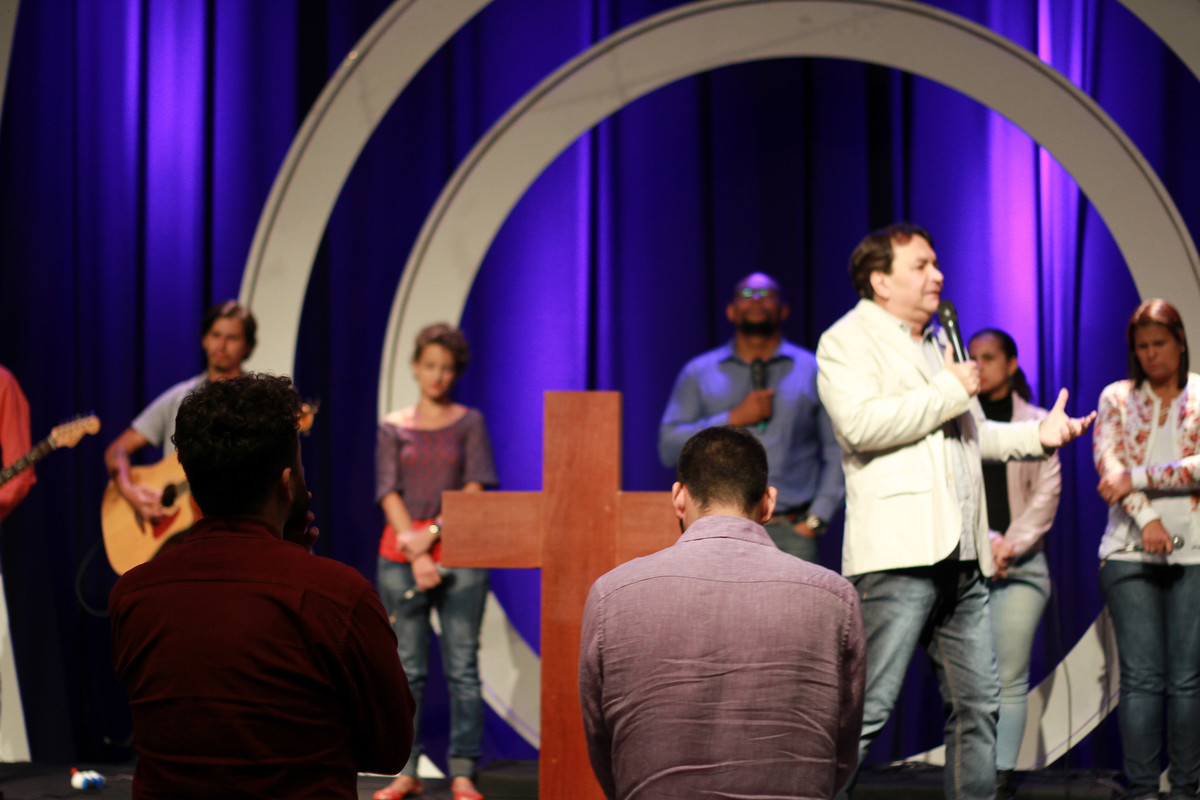 Aceitando a Cristo na Igreja Missão Praia da Costa pelo fotógrafo Douglas Maia