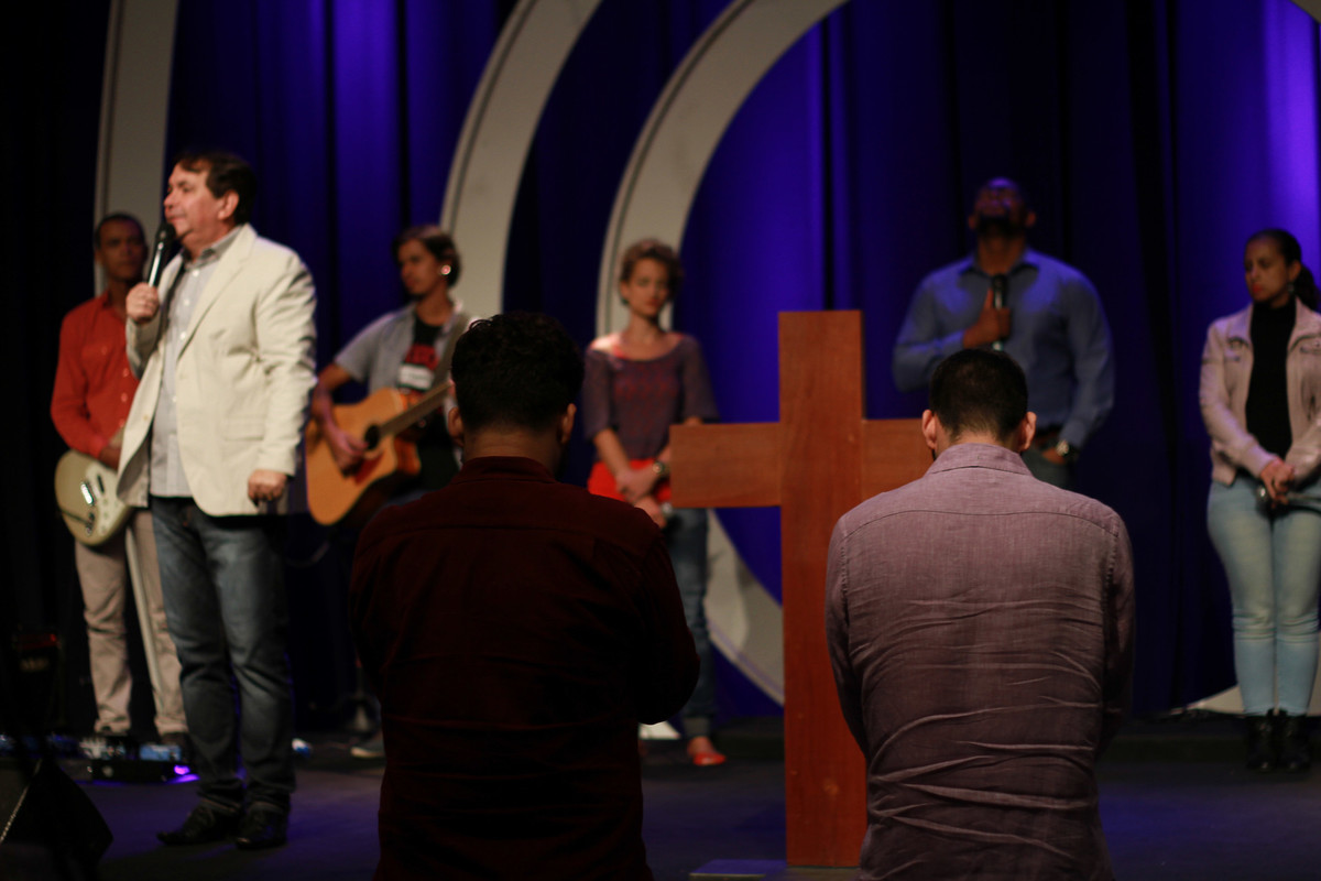 Aceitando a Jesus Cristo Igreja Missão Praia da Costa pelo fotógrafo Douglas Maia