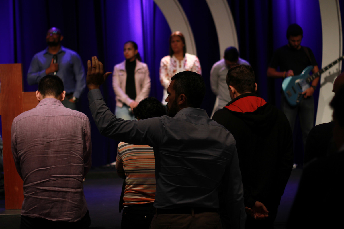 Aceitando a Jesus na Igreja Missão Praia da Costa pelo fotógrafo Douglas Maia