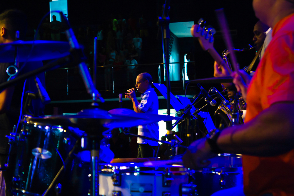 Louvando ao Único que é Digno de receber na Igreja Missão Praia da Costa pelo fotógrafo Douglas Maia