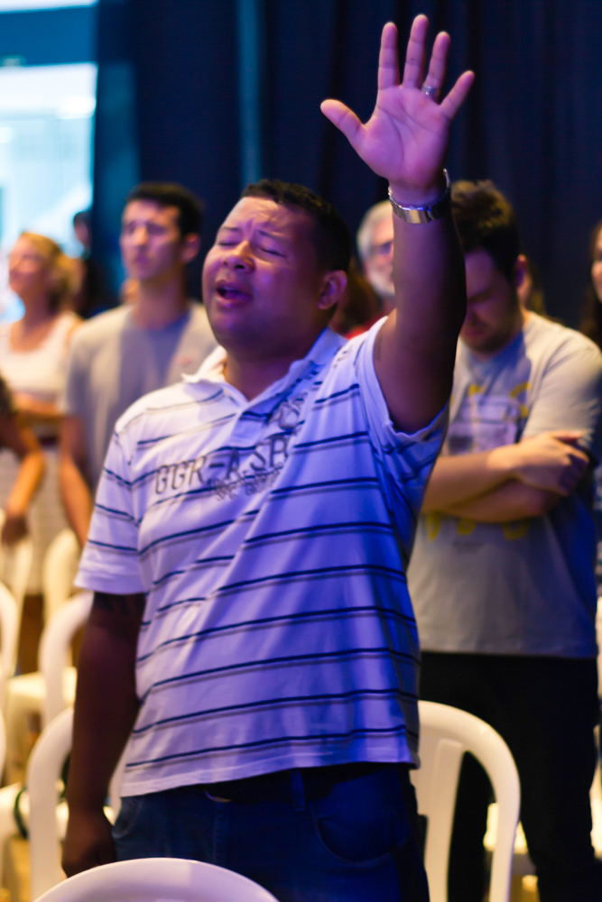 Adorando ao todo Poderoso na Igreja Missão Praia da Costa pelo fotógrafo Douglas Maia